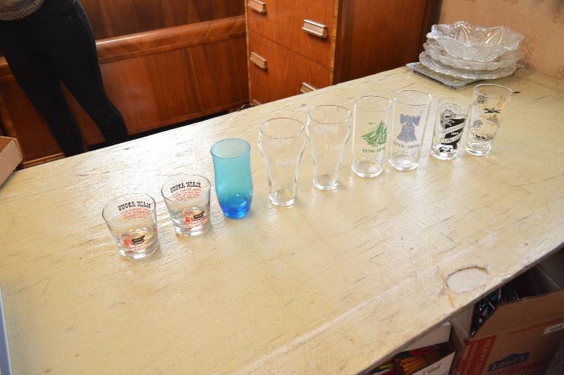 lot 1639 image: 9 assorted collectible glasses