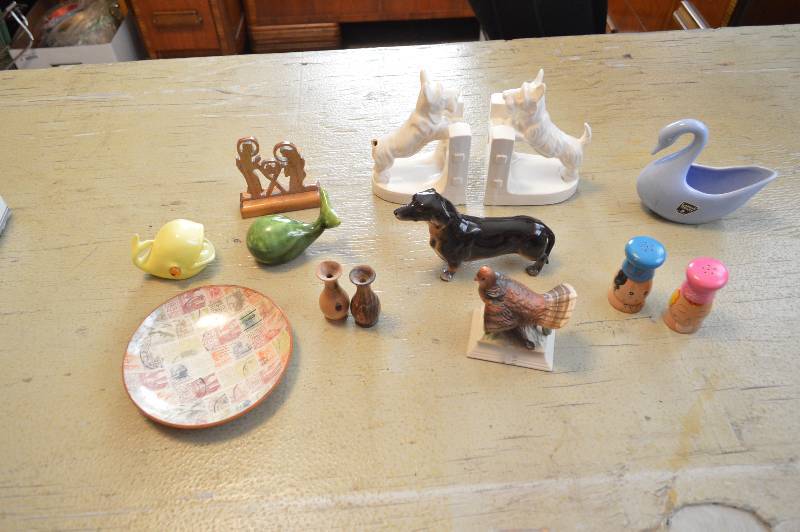 lot 1644 image: Misc small decor items