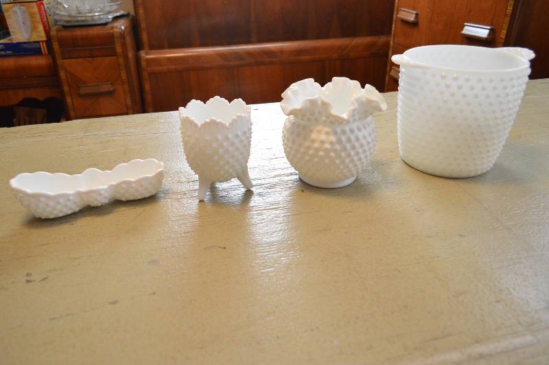 lot 1646 image: 4 pc Hobnail milk glass