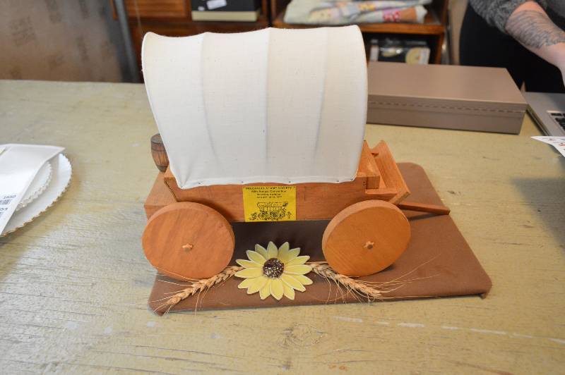 lot 1649 image: Covered wagon decor