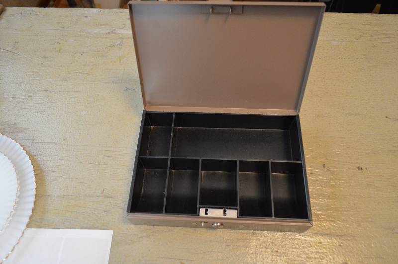 lot 1650 image: Metal cash box (small)