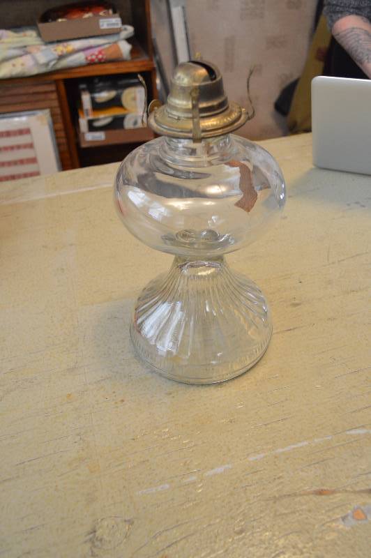 lot 1652 image: Oil Lamp as pictured - Missing Chimney