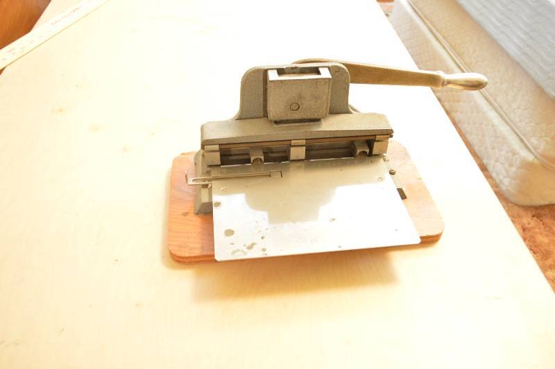 lot 1658 image: Industrial Paper Punch - Commercial quality