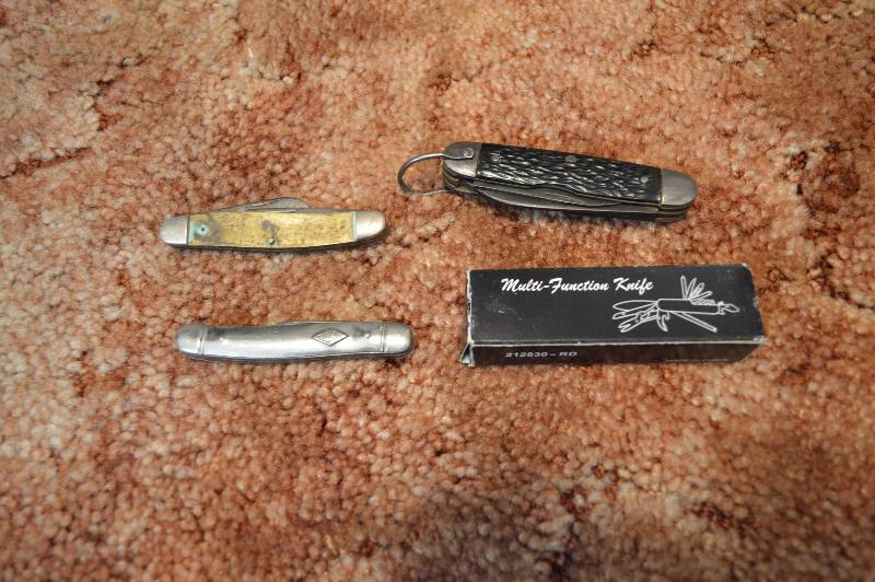 lot 1674 image: 4 pocket knives - some broken blades