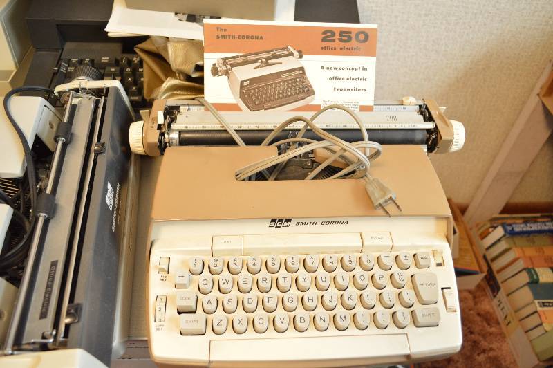 lot 1688 image: Vintage typewriter (Smith-Corona)