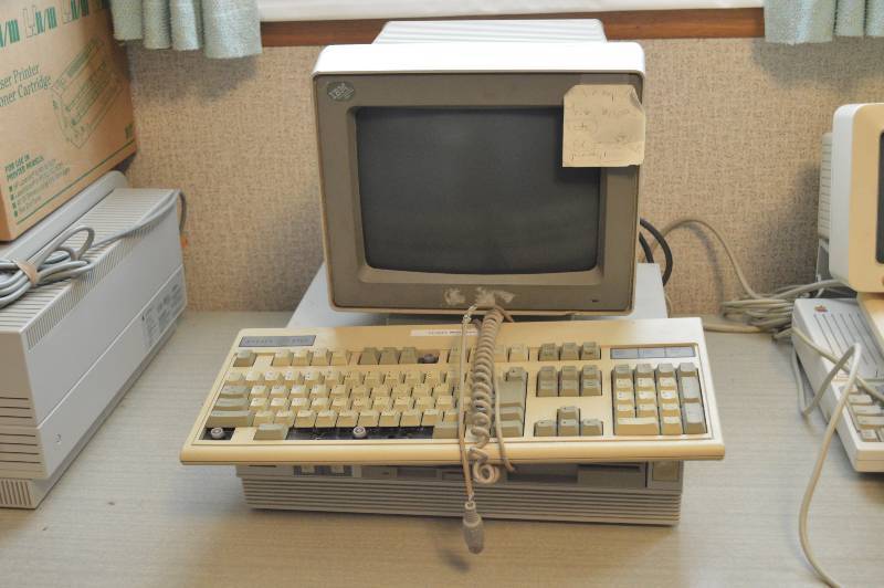 lot 1692 image: GLC Old School Computer