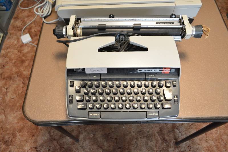 lot 1693 image: Smith-Corona 250 Typewriter