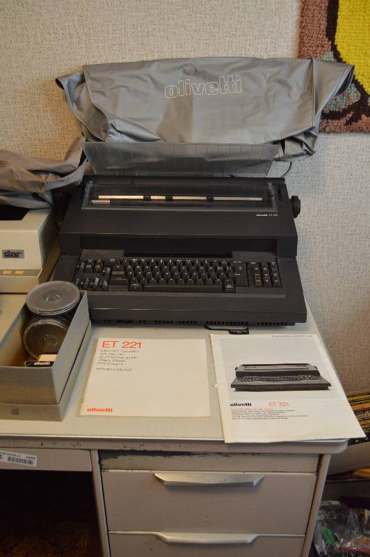 lot 1696 image: Olivetti Electronic Typewriter with Display