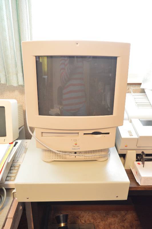 lot 1697 image: MacIntosh Apple Performa Computer untested with keyboard