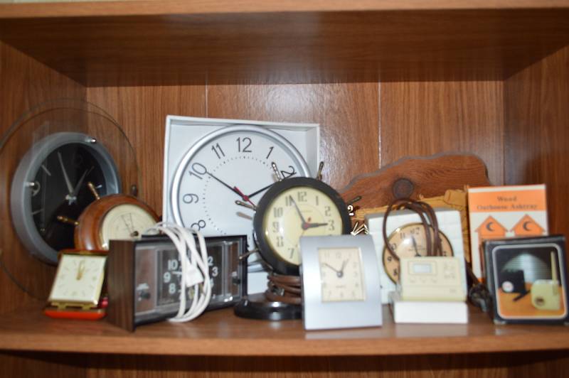 lot 1705 image: Collection of clocks