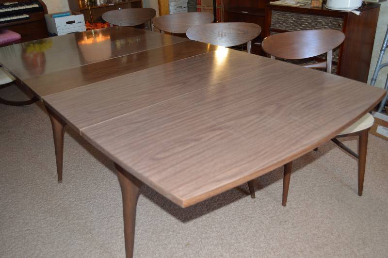 lot 1707 image: 5 pc double drop leaf dinette (Table w 4 chairs) - Makes out to 82 in. with both leaves up (breaks down to 32 in)