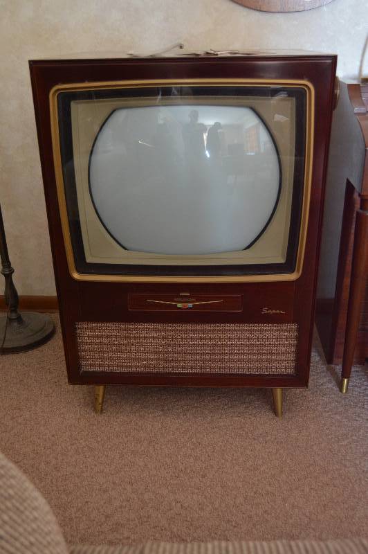 lot 1713 image: Old School Color TV RCA Victor