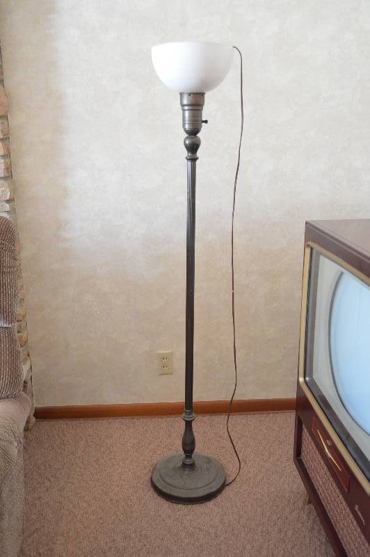 lot 1714 image: Floor Lamp