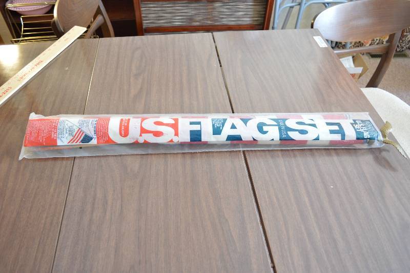 lot 1718 image: US Flag Set