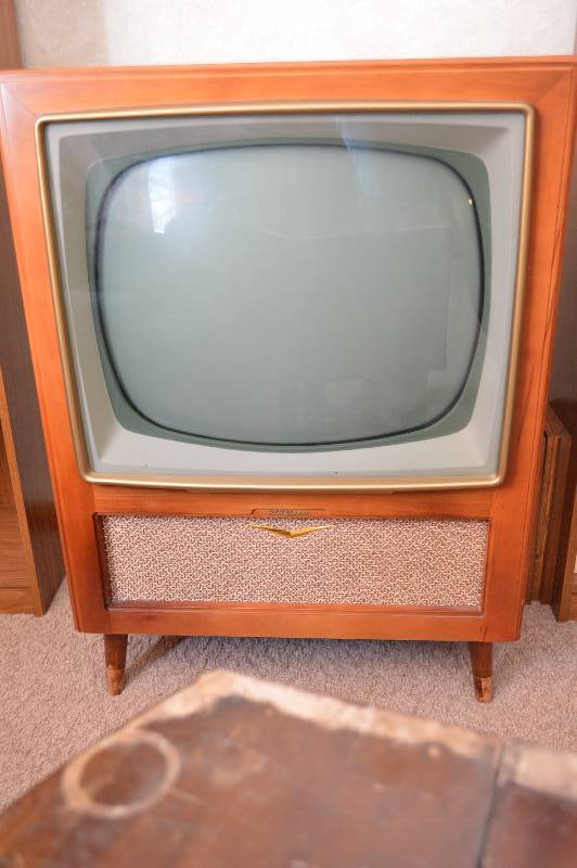 lot 1751 image: RCA Victor tv - cool