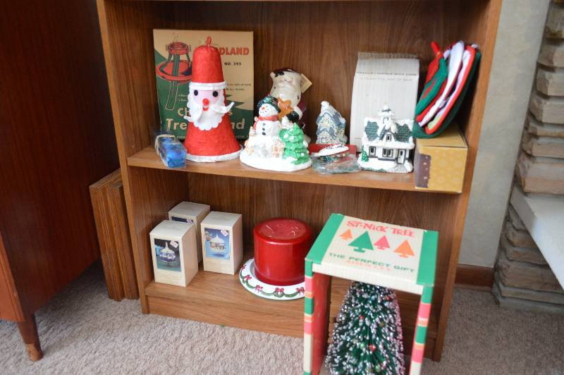 lot 1753 image: All on 2 shelves - Christmas decor