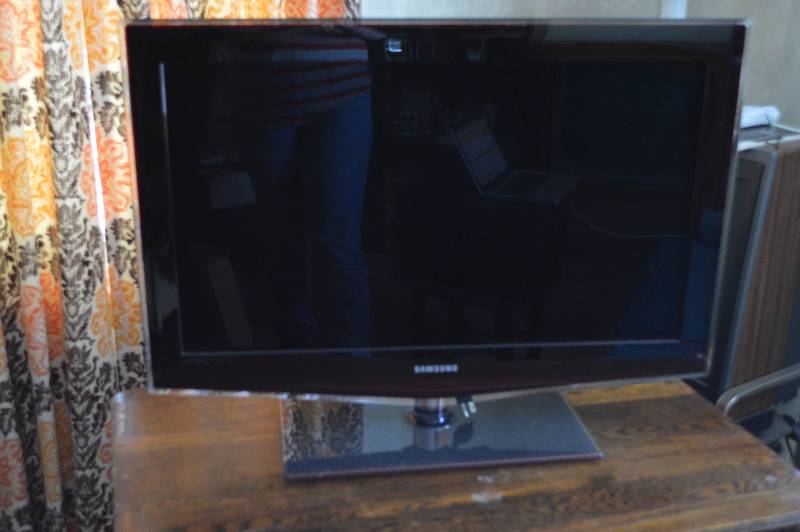 lot 1755 image: Samsung flat screen TV