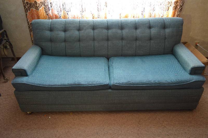 lot 1757 image: Blue old school Couch with hide-a-bed