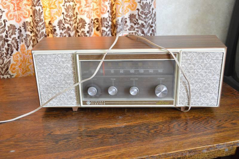 lot 1763 image: Vintage Radio