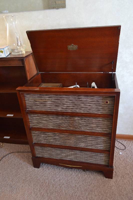 lot 1764 image: Vintage Stereo - cool RCA