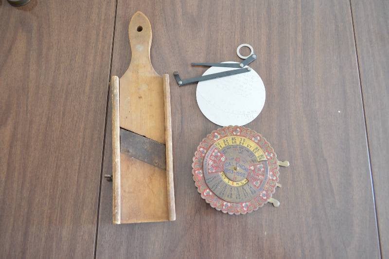 lot 1768 image: Postage scale, calendar, Kraut cutter (Vintage)