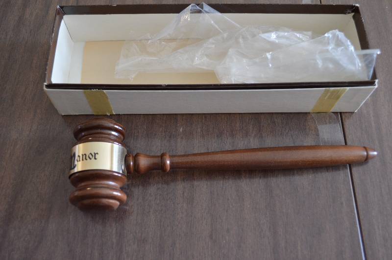 lot 1771 image: Glenwood Manor gavel