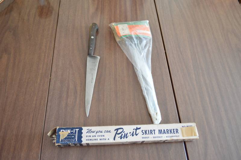 lot 1779 image: Knife, skirt marker, window washer