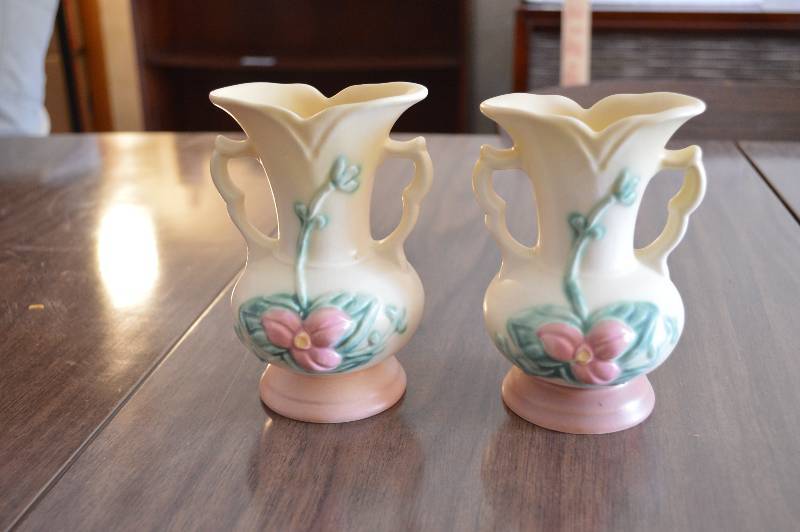 lot 1782 image: 2 Hull vases