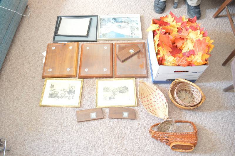 lot 1796 image: Assorted wall hangings, pictures, etc.