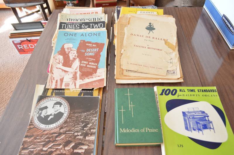 lot 1801 image: Lot of assorted old magazines