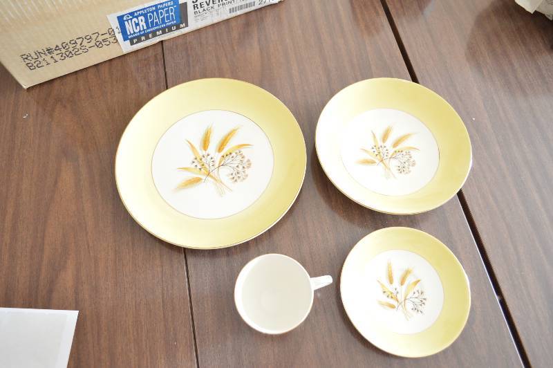 lot 1808 image: Century Service dinnerware in Autumn Gold - incomplete set, some chipped - approx 6 place setting