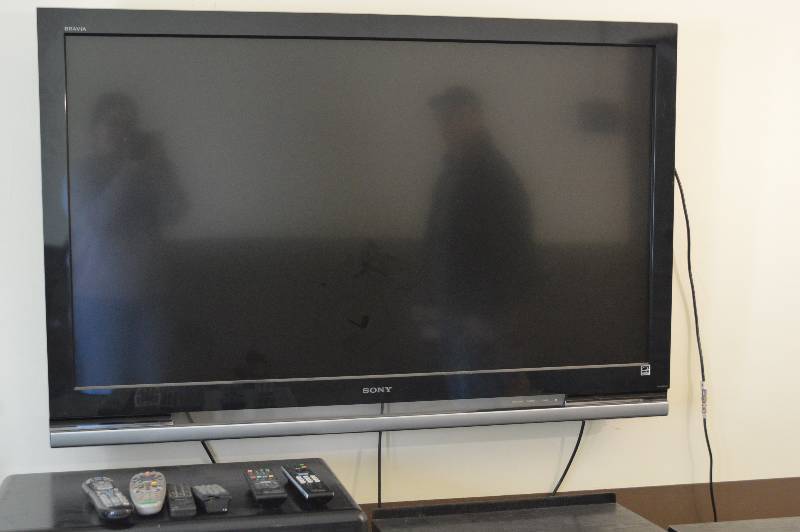lot 1153 image: Sony Bravia 52 Tv with remote