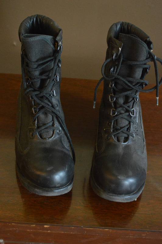 lot 1159 image: Boots - size 9.5M