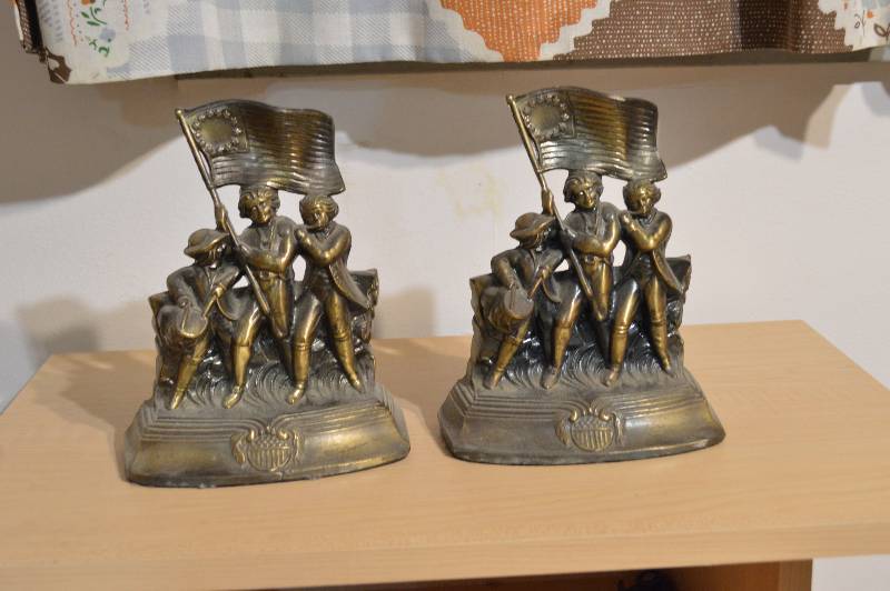 lot 1171 image: Set of metal bookends