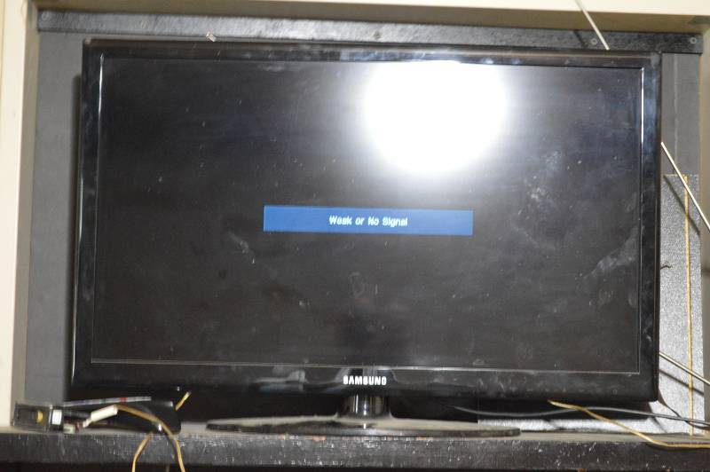 lot 1178 image: Samsung 26 TV with remote