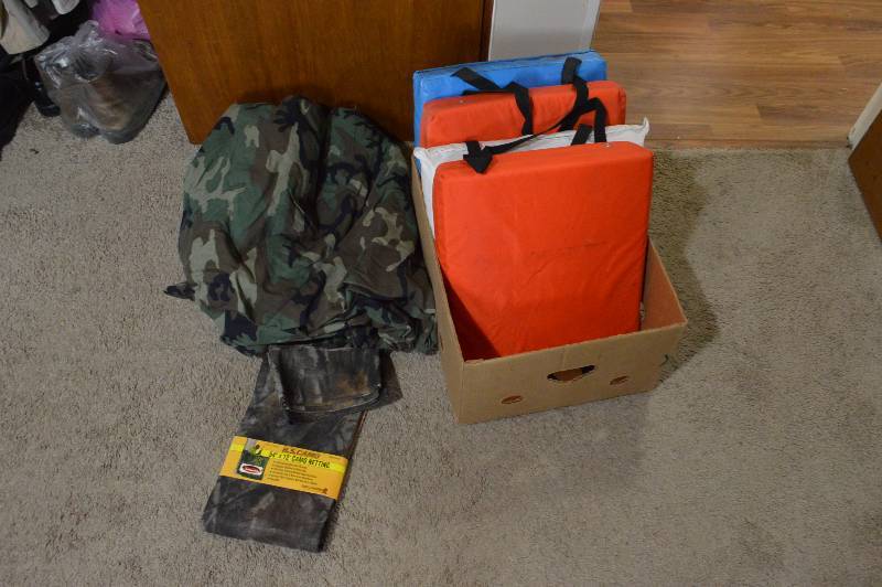 lot 1182 image: 4 floating seats and camo