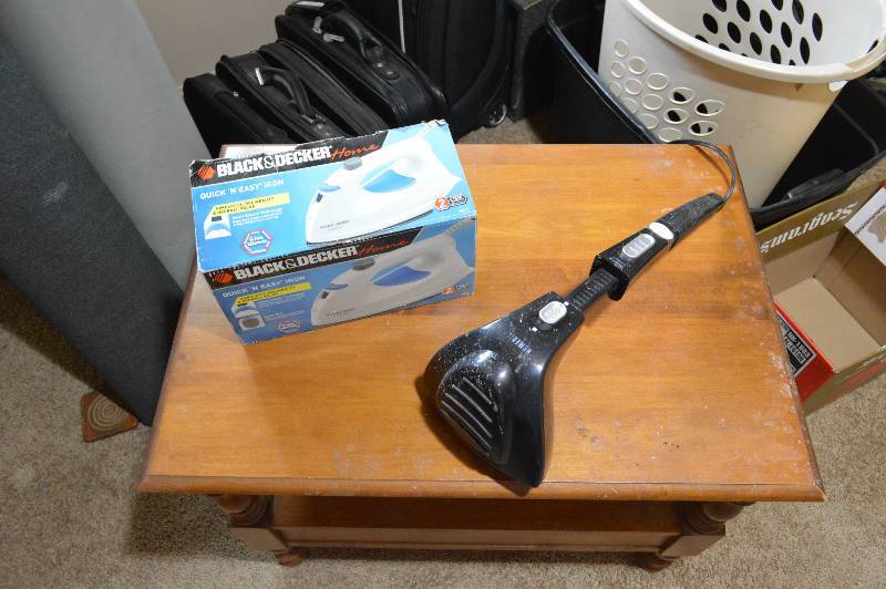 lot 1183 image: Black & Decker iron and massager