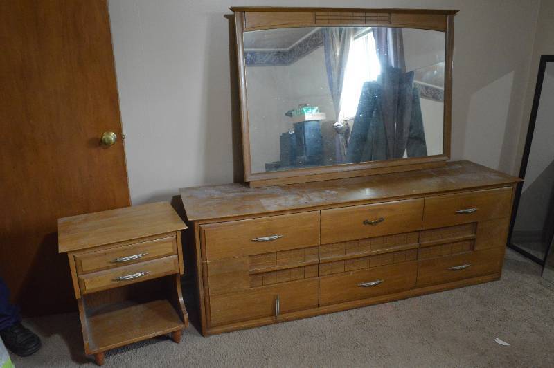 lot 1188 image: Dresser with mirror and night stand