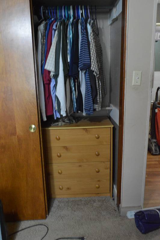 lot 1189 image: Contents of closet - 4 drawer chest and clothes