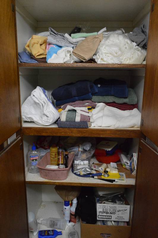 lot 1197 image: Contents of bathroom closet - towels and crutches