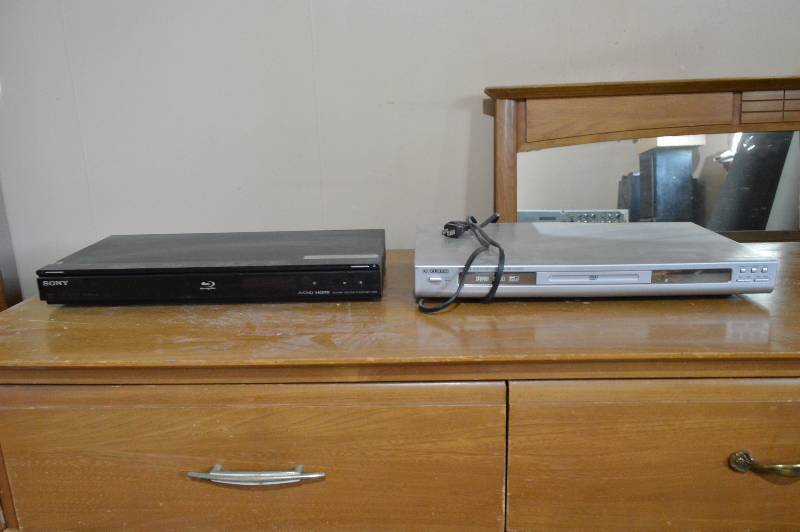 lot 1198 image: Sony Bluray player and Curtis DVD player