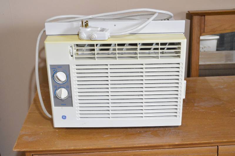 lot 1200 image: GE window AC unit