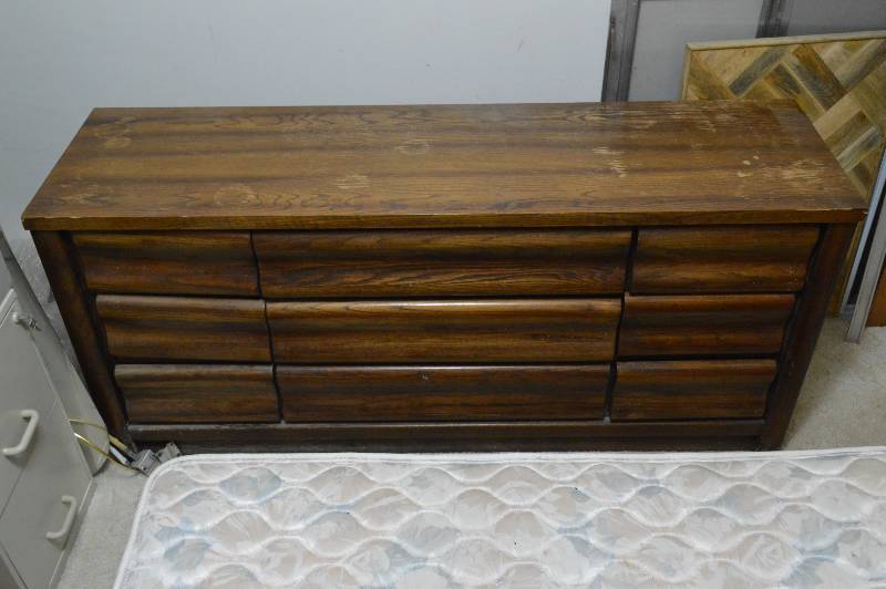 lot 1204 image: 9 drawer dresser