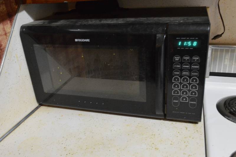 lot 1212 image: Frigidaire microwave