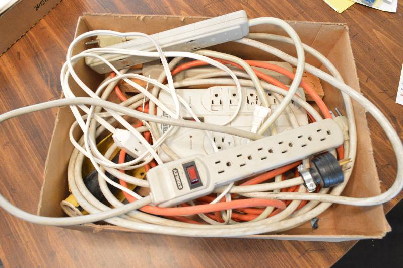 lot 1220 image: Trouble light and Multi-plugs