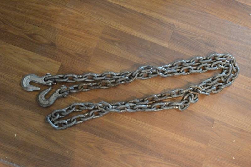 lot 1229 image: Chain with 2 hooks - approx 10