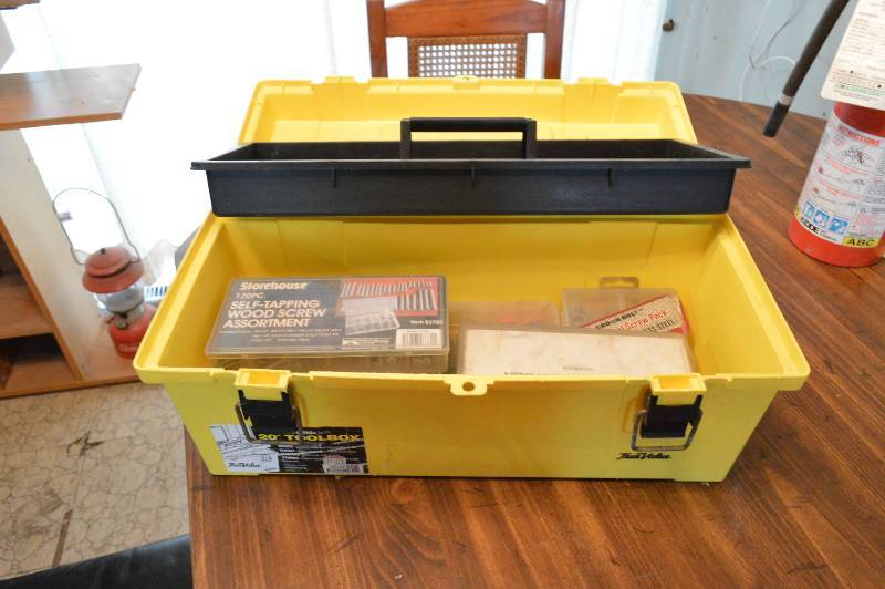 lot 1232 image: Yellow toolbox with contents