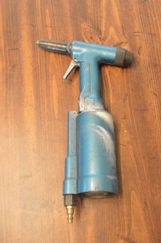 lot 1238 image: Pneumatic Riveter