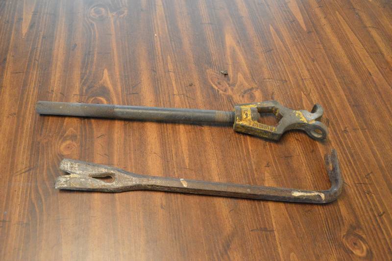 lot 1246 image: Pry bar and fire hydrant wrench