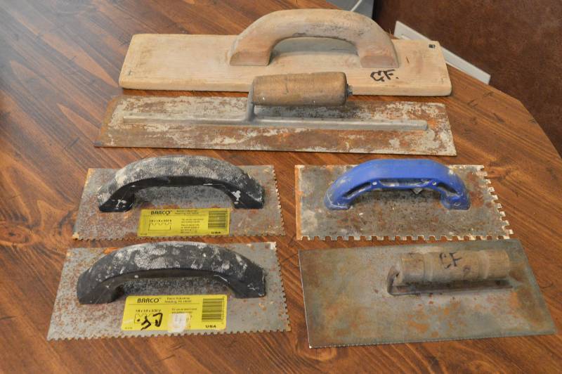 lot 1250 image: Assorted masonry tools